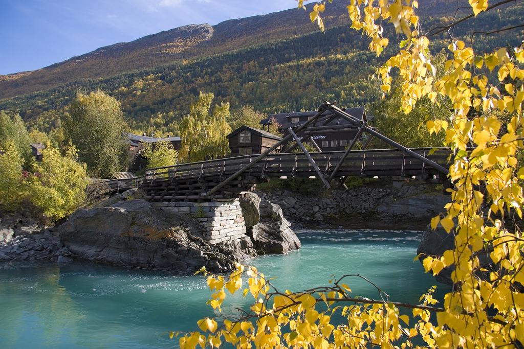 Nordal camping og utleggsbrua over elva Bøvre