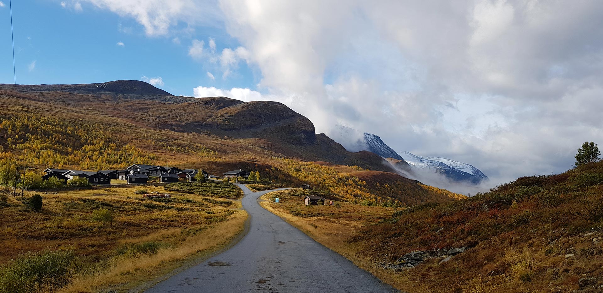 Raubergstulen turisthytte i vakkert haustvêr