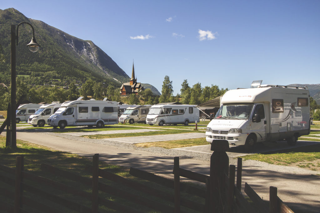 Nordal turistsenter campingplassen med Lom stavkyrkje i bakgrunnen