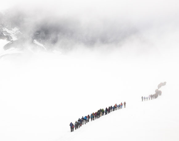 Galdhøpiggen i skodde med turfylgje på Styggebreen